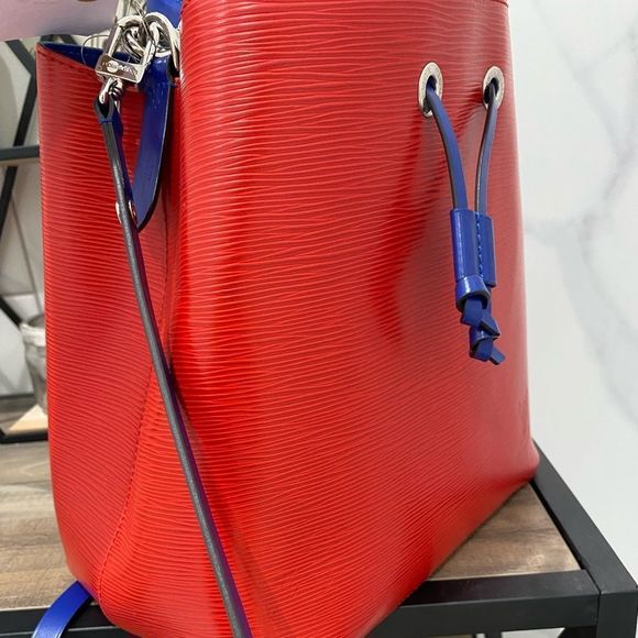 LOUIS VUITTON 2018 Epi NéoNoé MM Est. Retail $2,390.00 - Picture 6 of 11